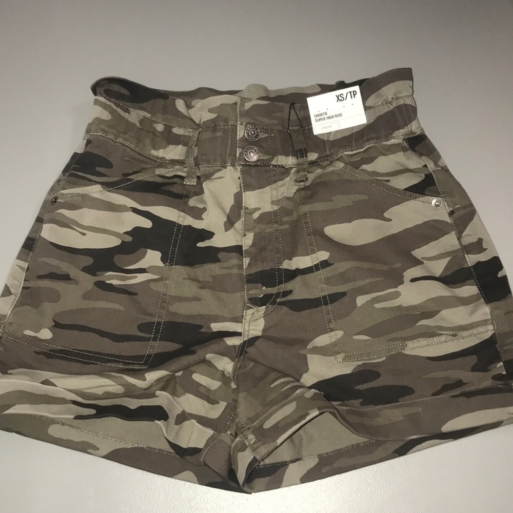 CAMO SHORTIES W/ TAGS💫